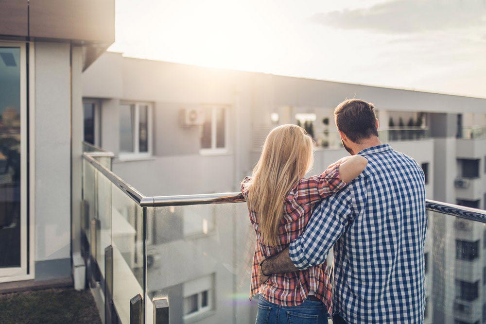 Par som står på en balkong
